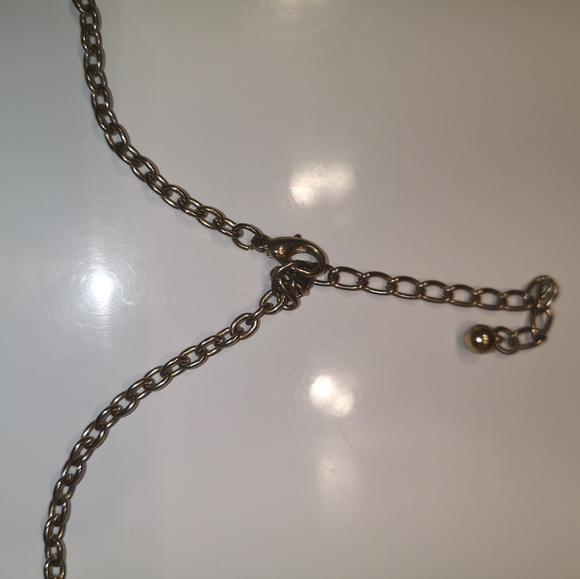 Gold coloured trinket necklace - Picture 2 of 5